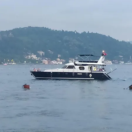 Dolphin Yacht Hotel *