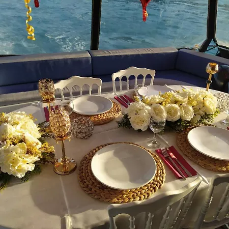 Dolphin Yacht Hotel *